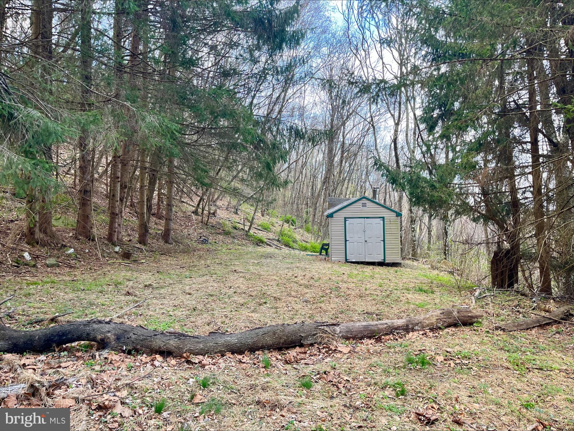 SKYLINE LAKES - Land