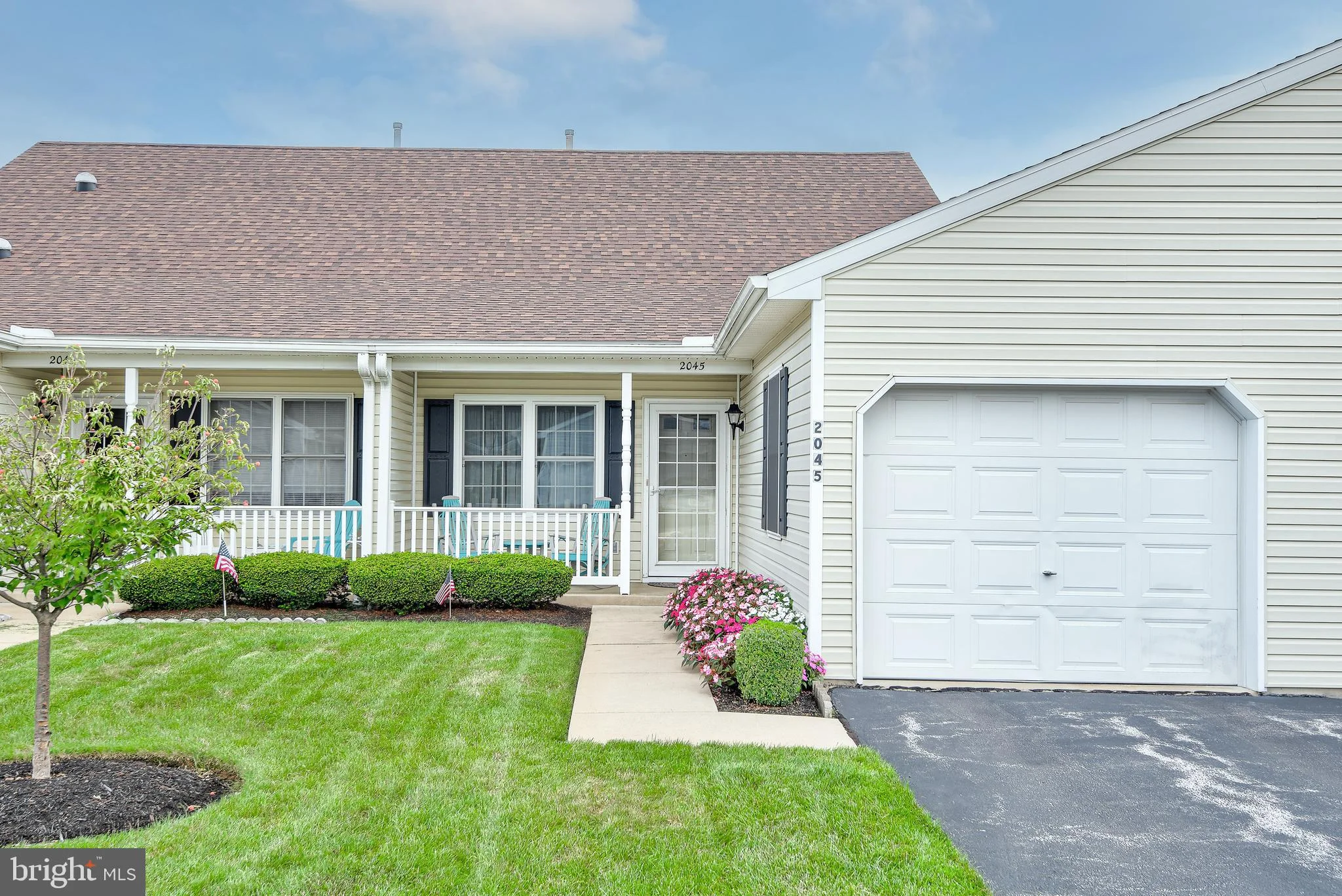 2045 Village Cir E, York, PA 17404