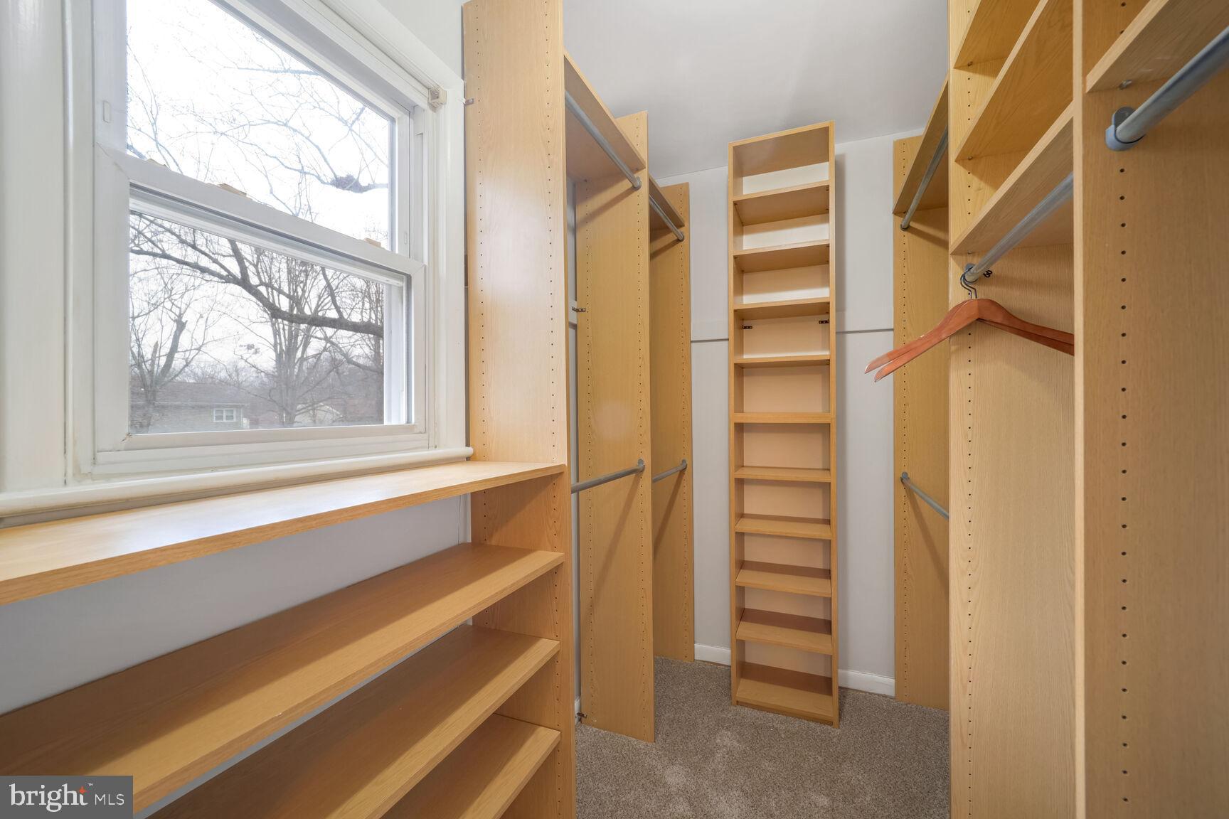 LINDA KNOLLS - Residential