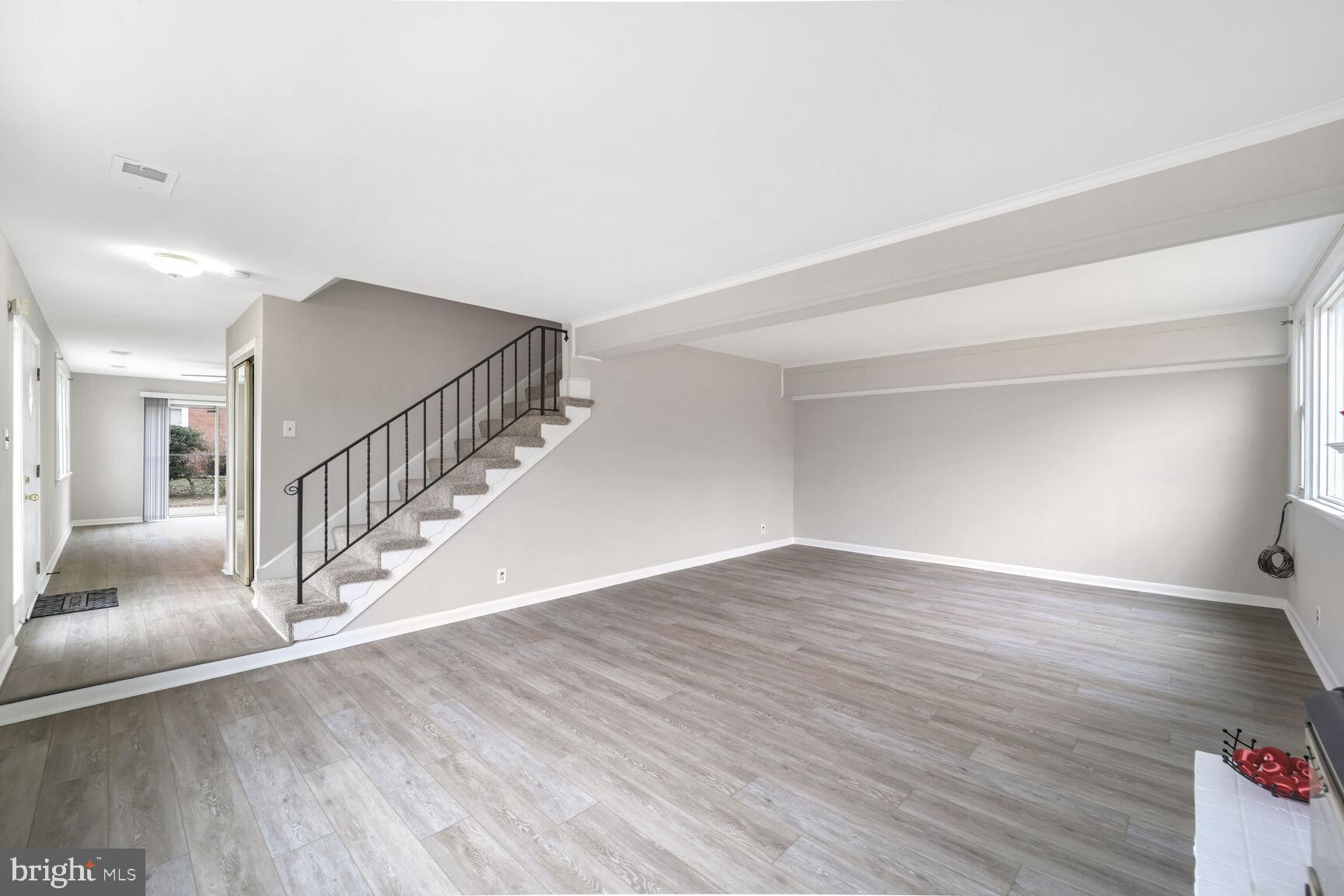 LINDA KNOLLS - Residential