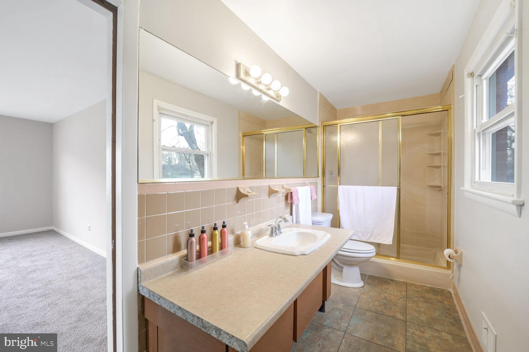 LINDA KNOLLS - Residential