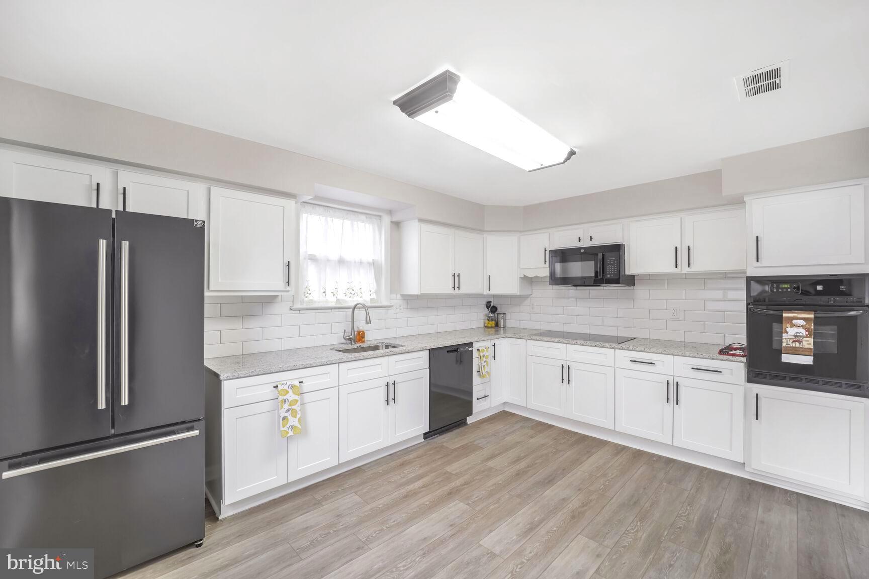 LINDA KNOLLS - Residential