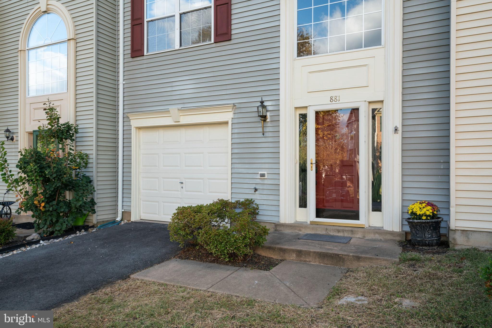 881 TALL OAKS SQUARE SE