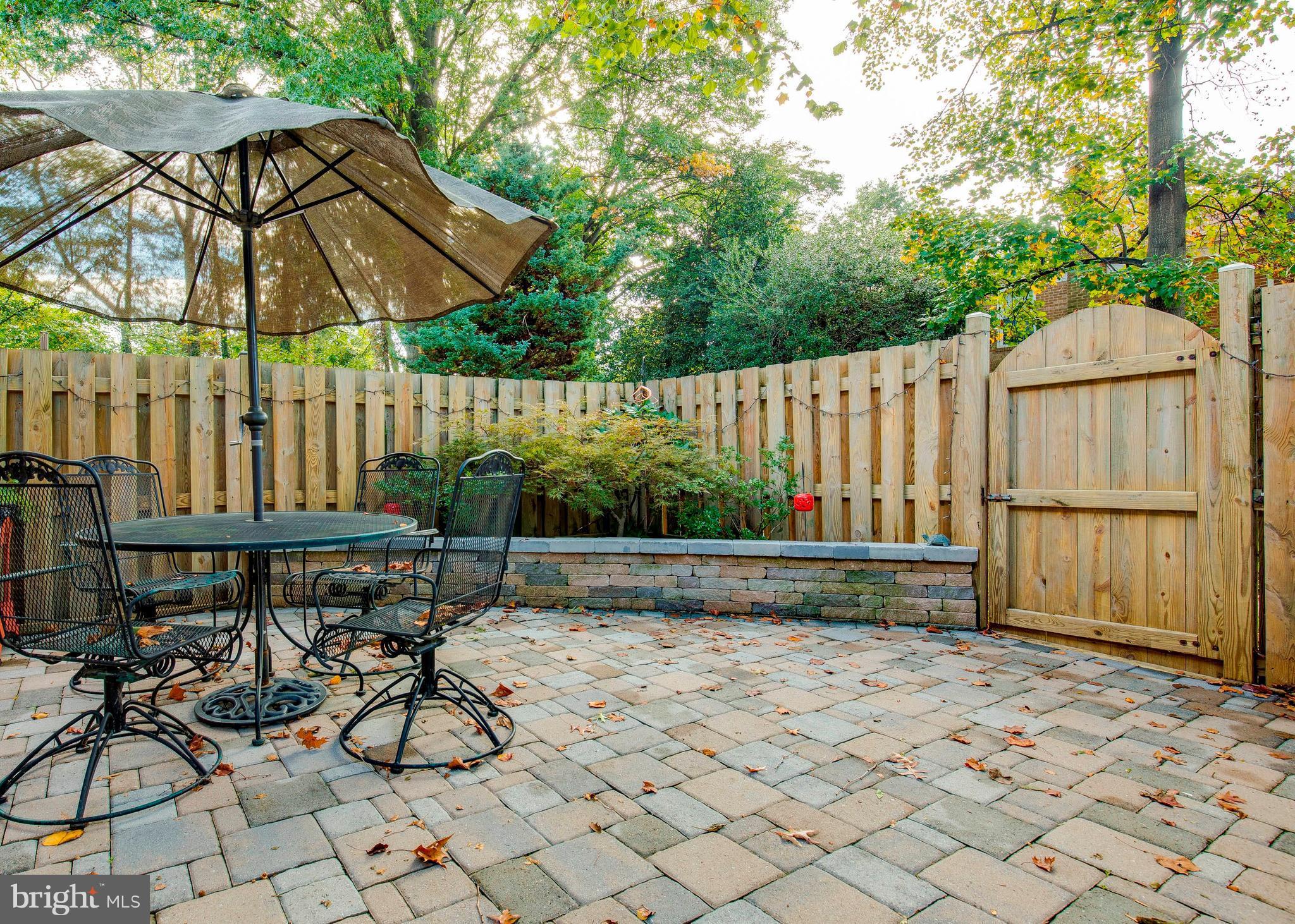 HAMPTON COURT - Residential