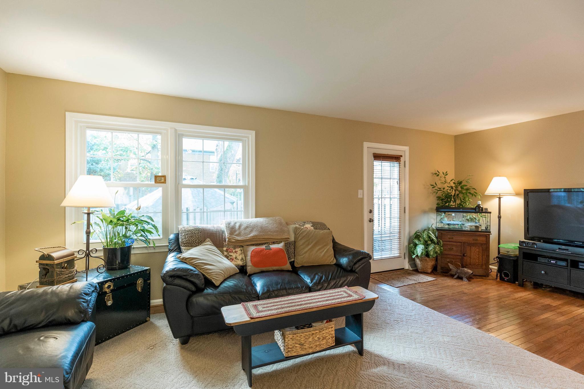 HAMPTON COURT - Residential