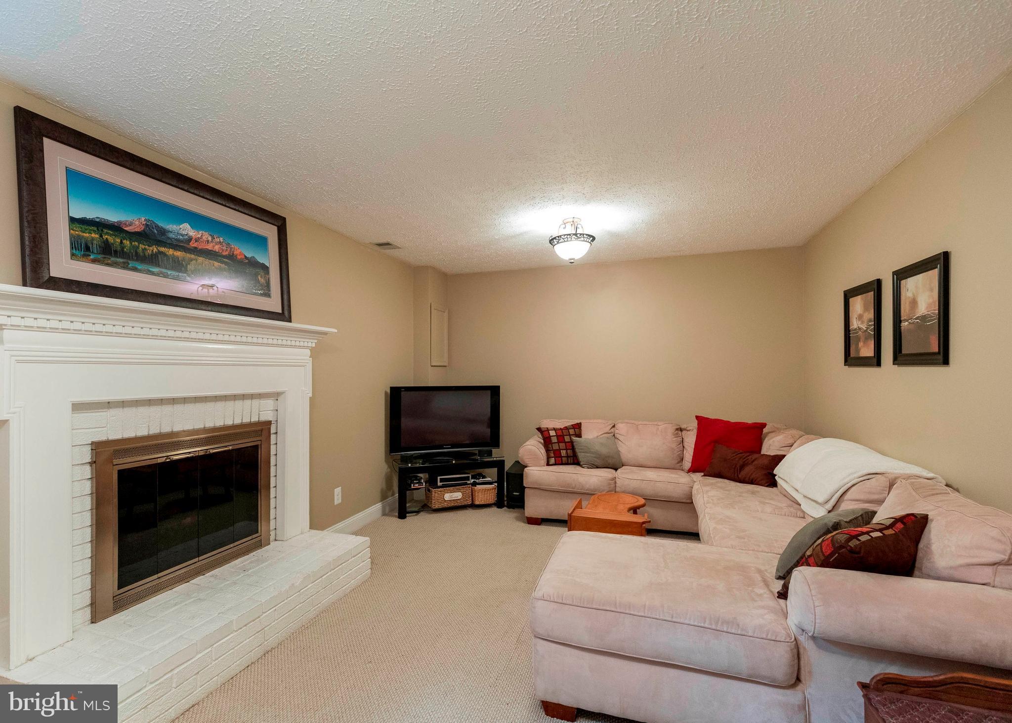 HAMPTON COURT - Residential