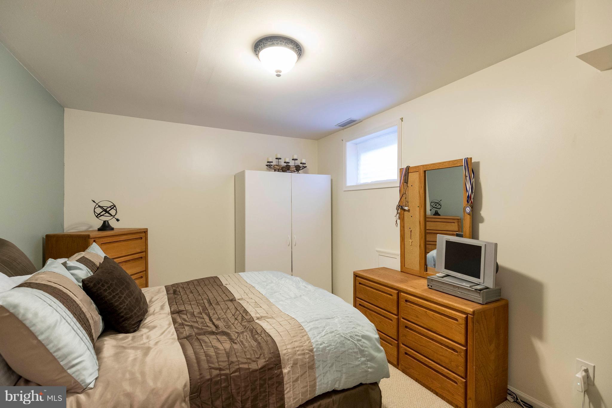 HAMPTON COURT - Residential