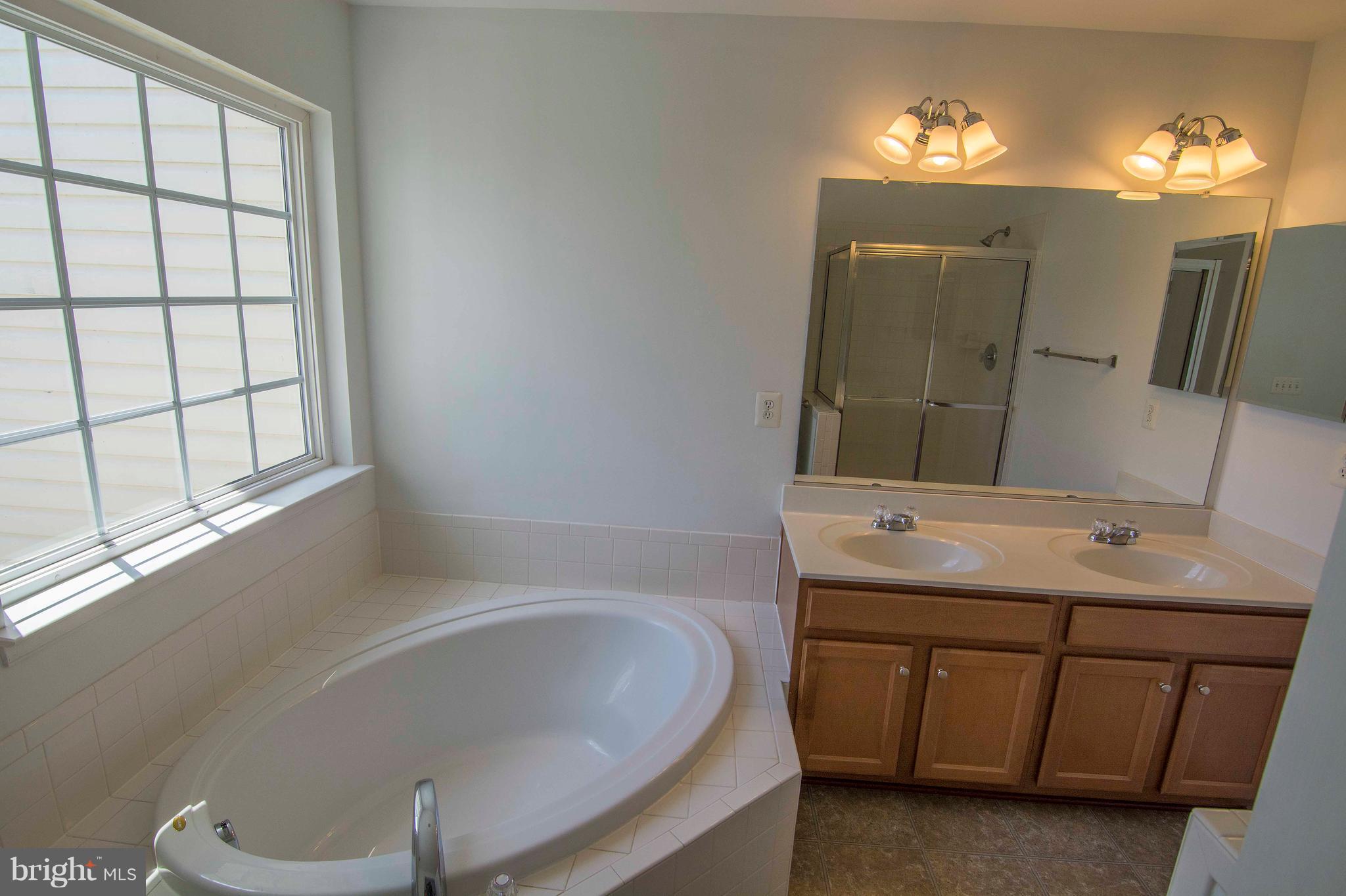 COLONIAL HILLS - Residential