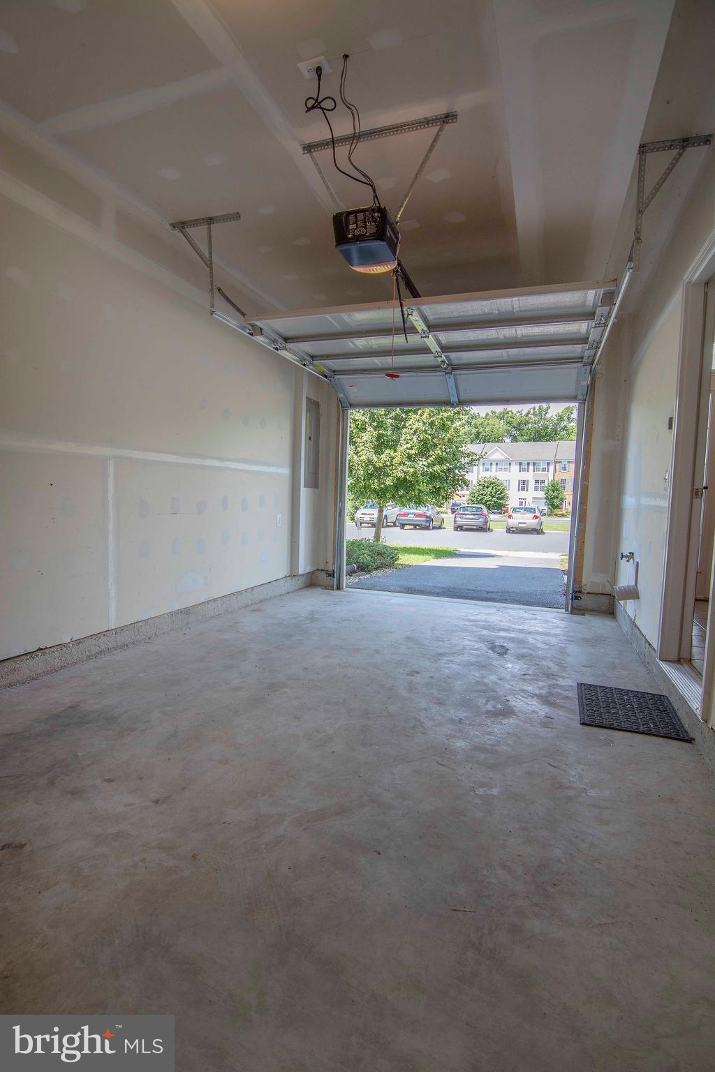 COLONIAL HILLS - Residential