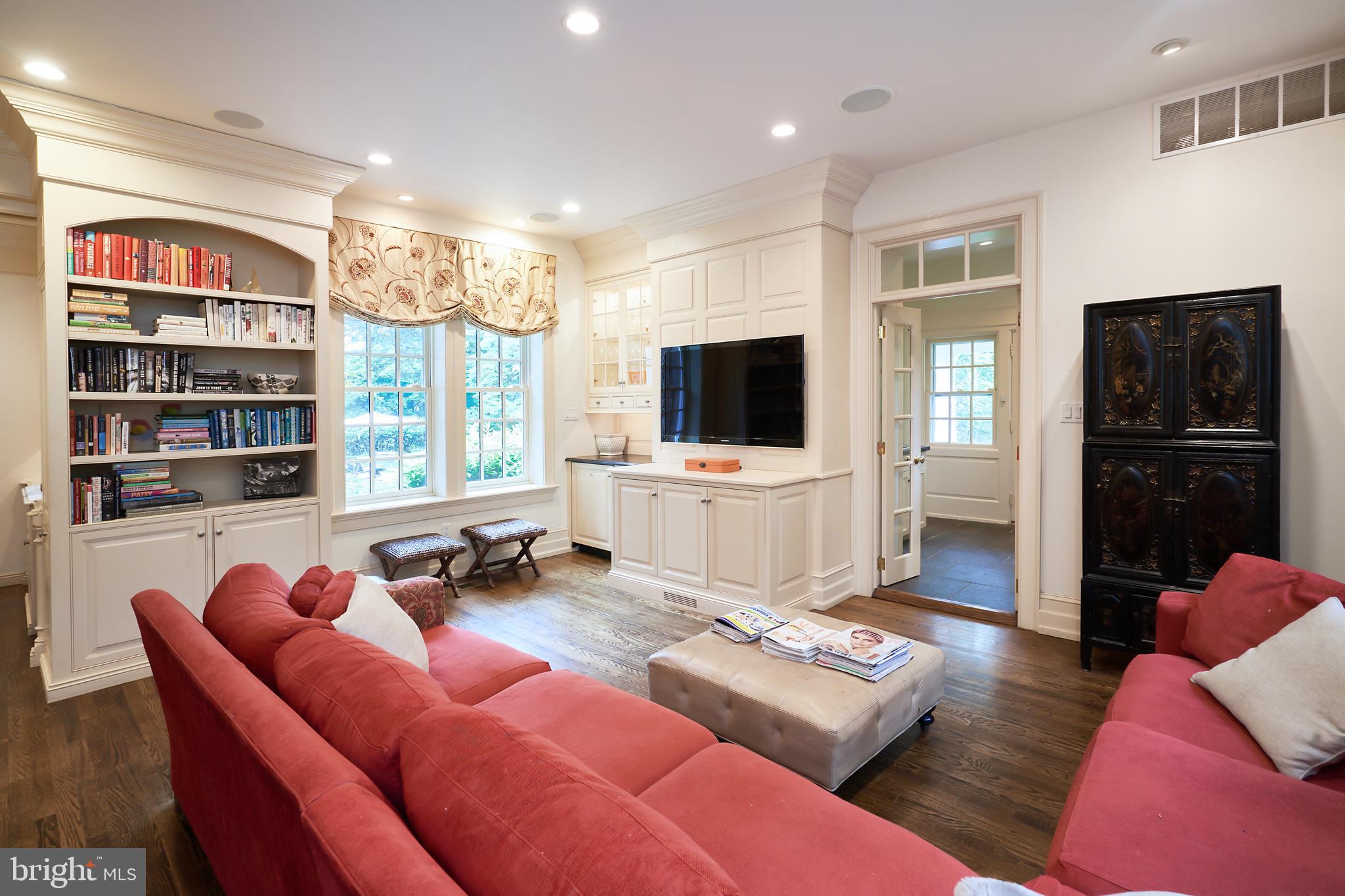 CHESTNUT HILL - Residential