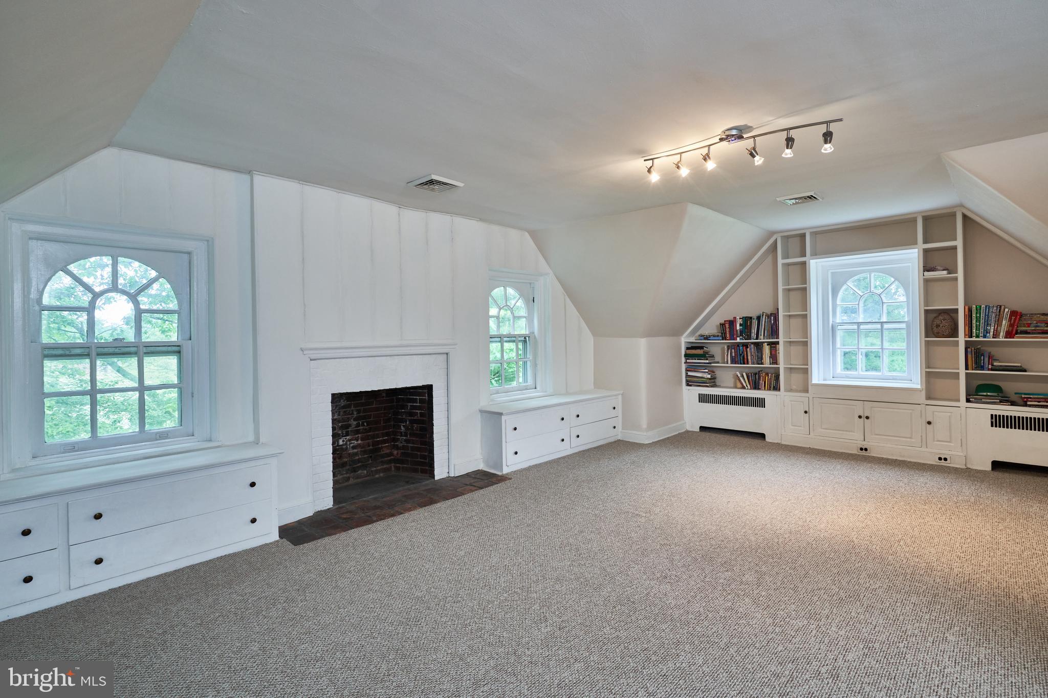 CHESTNUT HILL - Residential