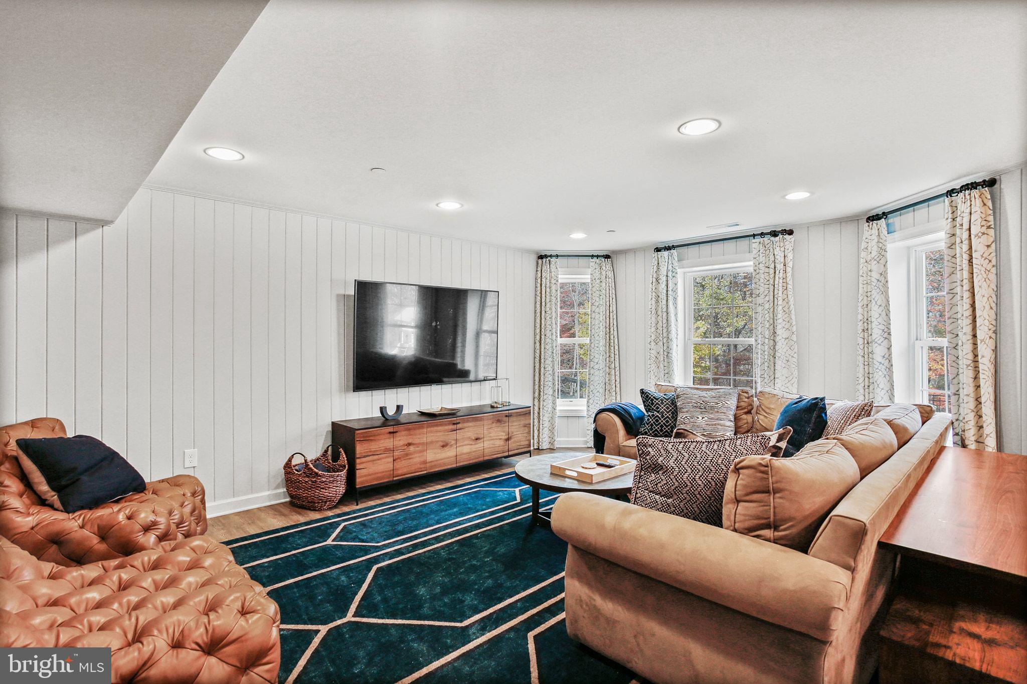 HOLLIFIELD HILLS - Residential