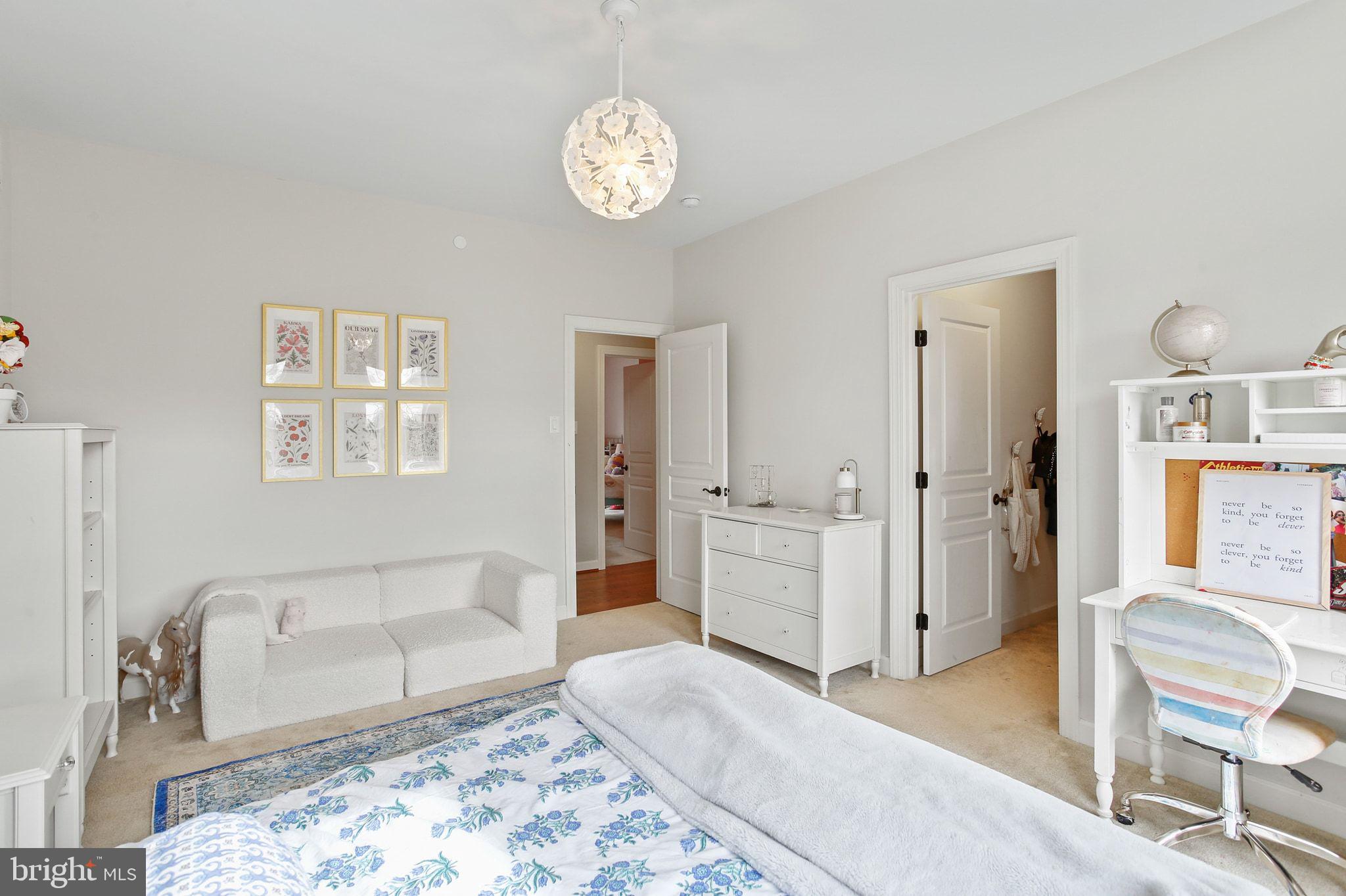 HOLLIFIELD HILLS - Residential