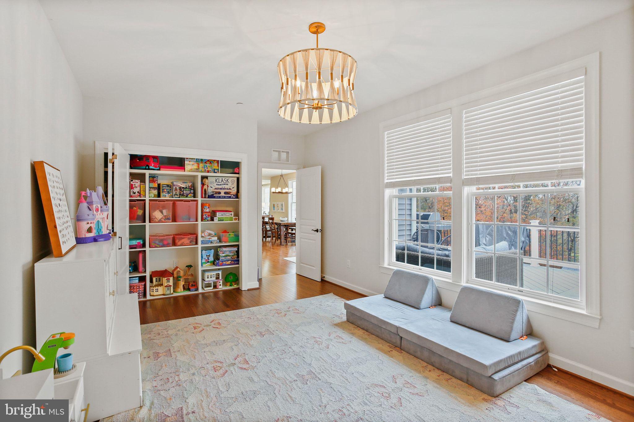 HOLLIFIELD HILLS - Residential