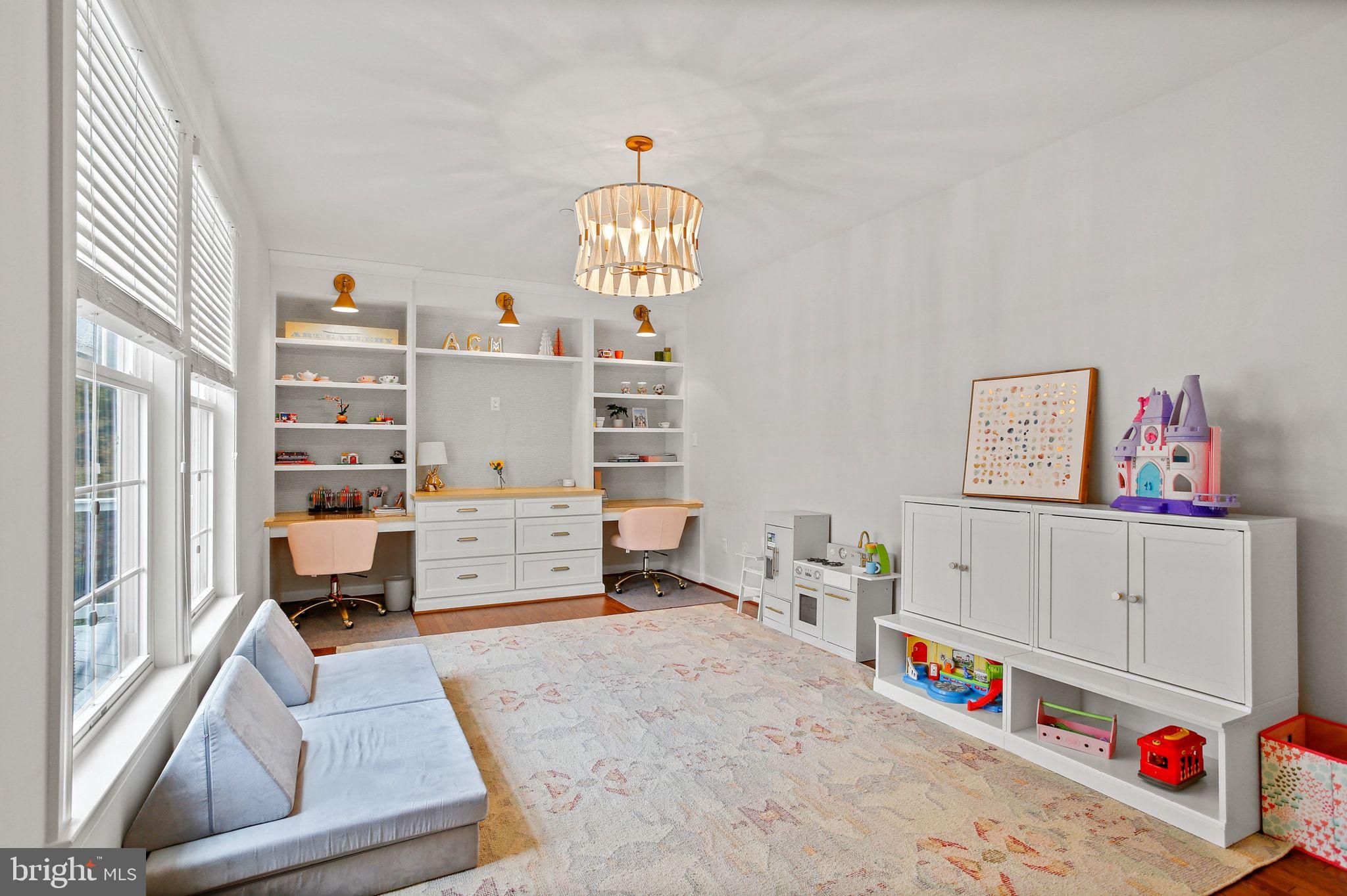 HOLLIFIELD HILLS - Residential