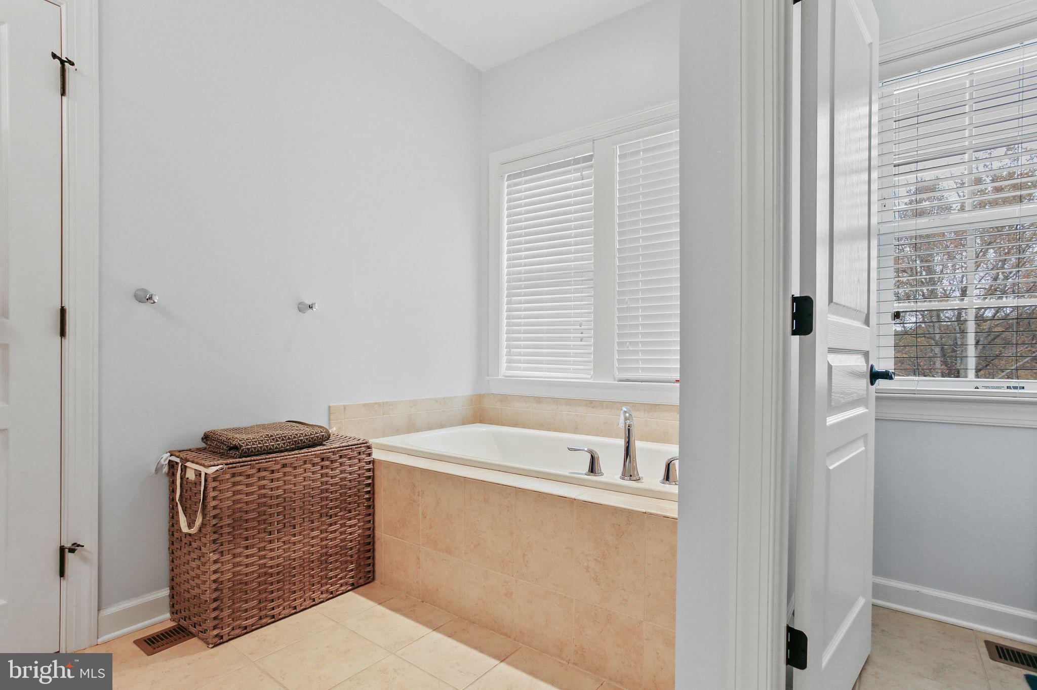 HOLLIFIELD HILLS - Residential