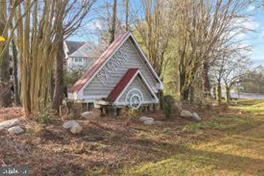 Top floor unit in Solomons Landing. No boatslip.