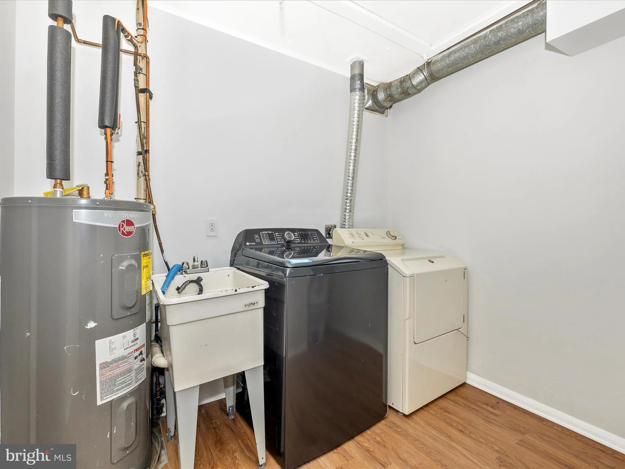 Frederick, Maryland 21701, United States, 2 Bedrooms Bedrooms, ,1 BathroomBathrooms,Residential,Pending,29608