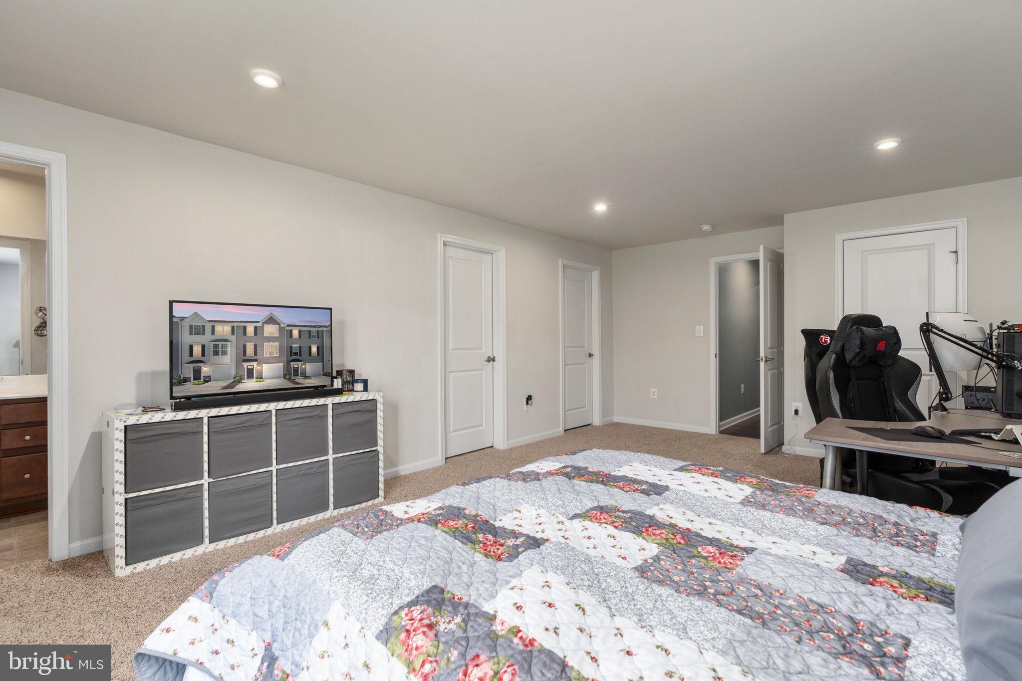 THE VILLAGE AT COURTHOUSE COMMONS - Residential