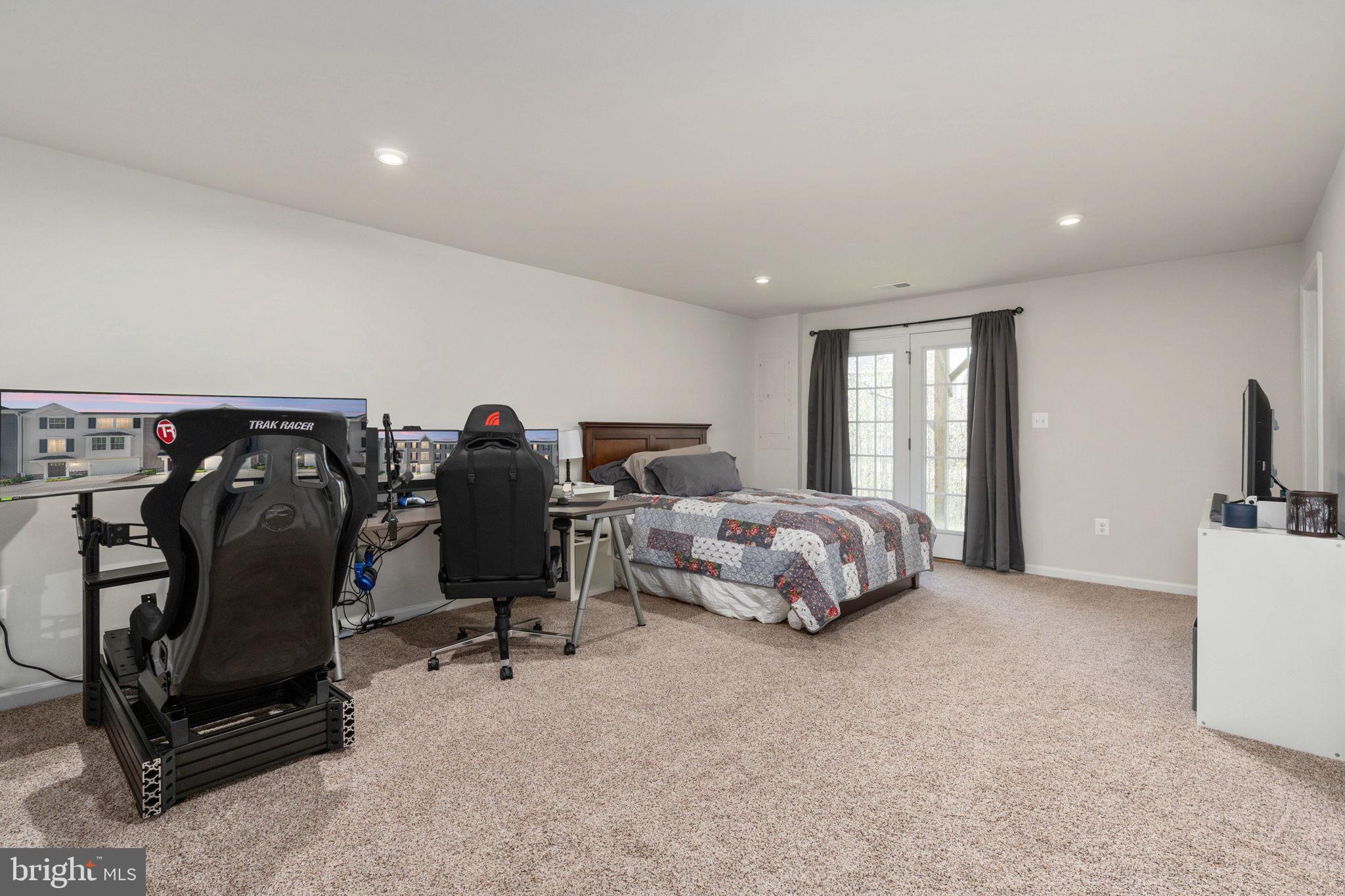 THE VILLAGE AT COURTHOUSE COMMONS - Residential