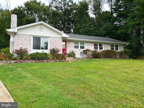 Photo of 9 Plummer Court, GERMANTOWN, MD 20876 (MLS # MDMC2205846) Photo of 9 Plummer Court, GERMANTOWN, MD 20876 (MLS # MDMC2205846)
