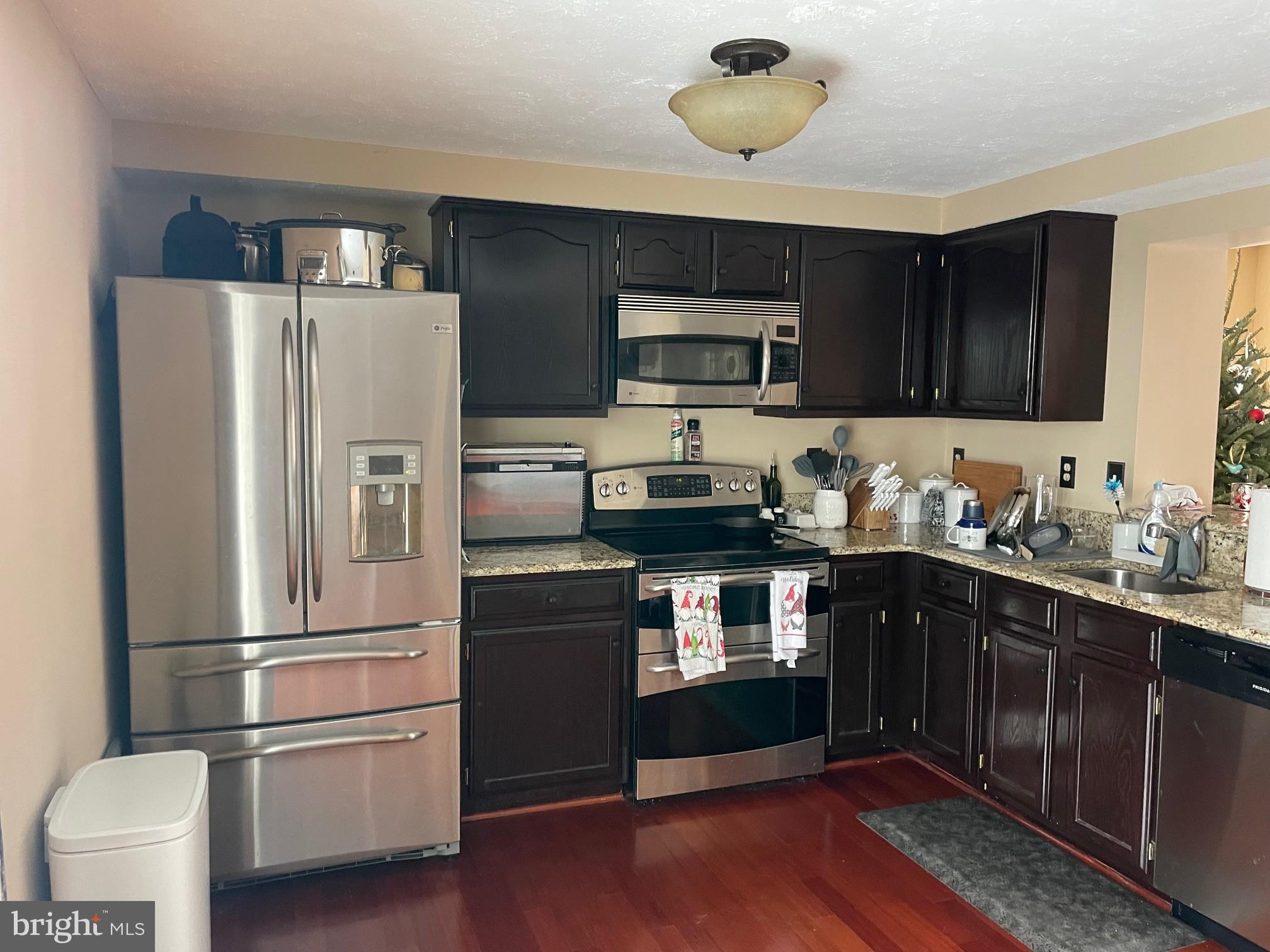 BLUFFS AT DEEP CREEK - Residential Lease