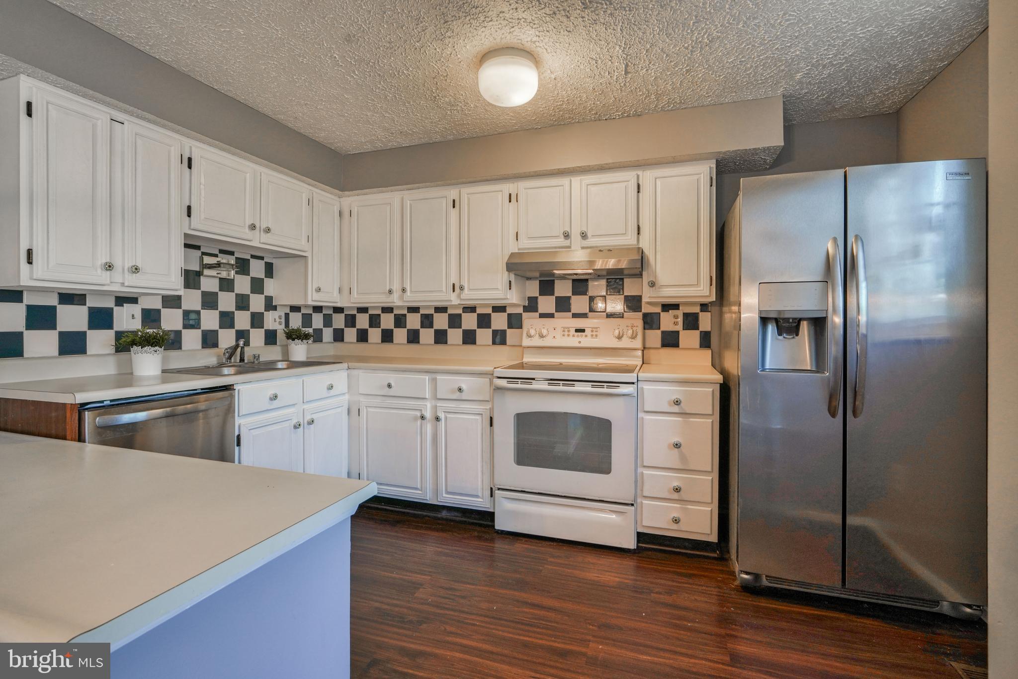 QUEEN ANNE VILLAGE - Residential