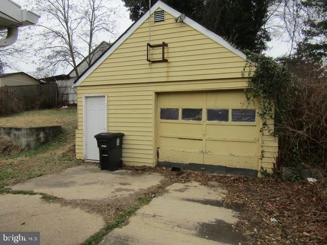 2711 LAKEHURST AVENUE