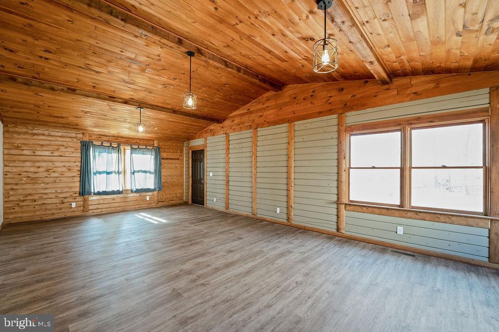 HIDDEN LAKE - Residential