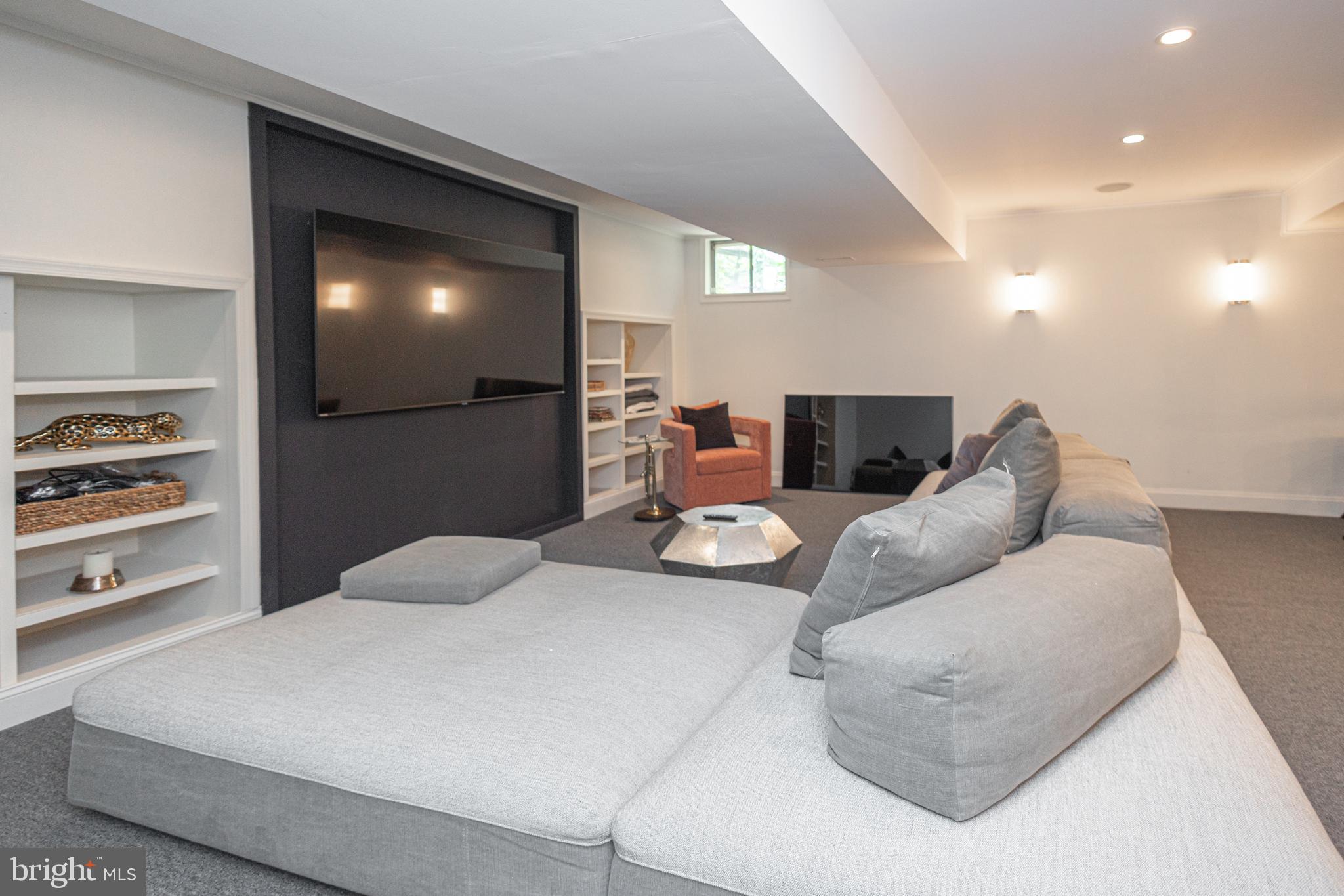 LONGSHORE ESTS - Residential