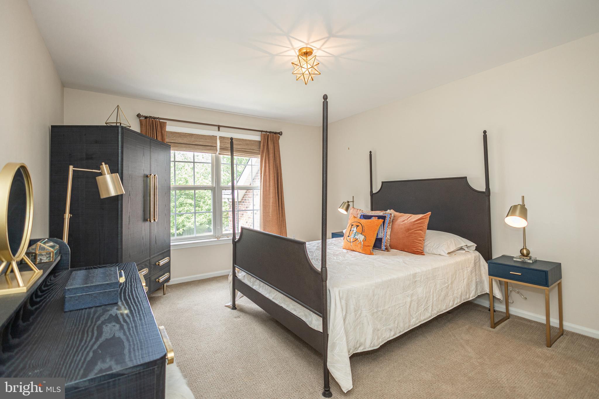 LONGSHORE ESTS - Residential