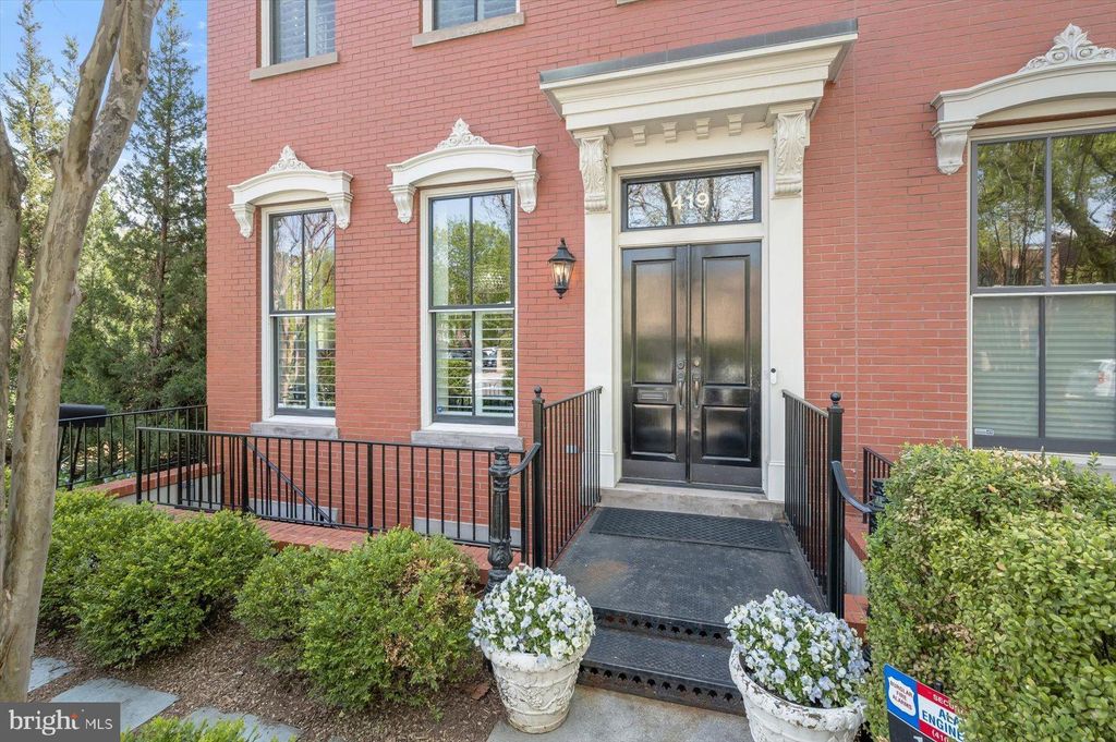 Photo of 419 G Street SE, WASHINGTON, DC 20003 (MLS # DCDC2259556)