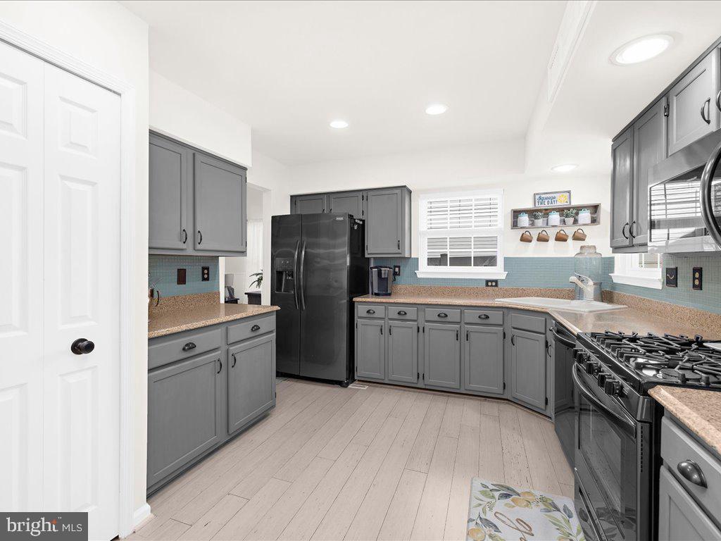 MARINERS COVE - Residential