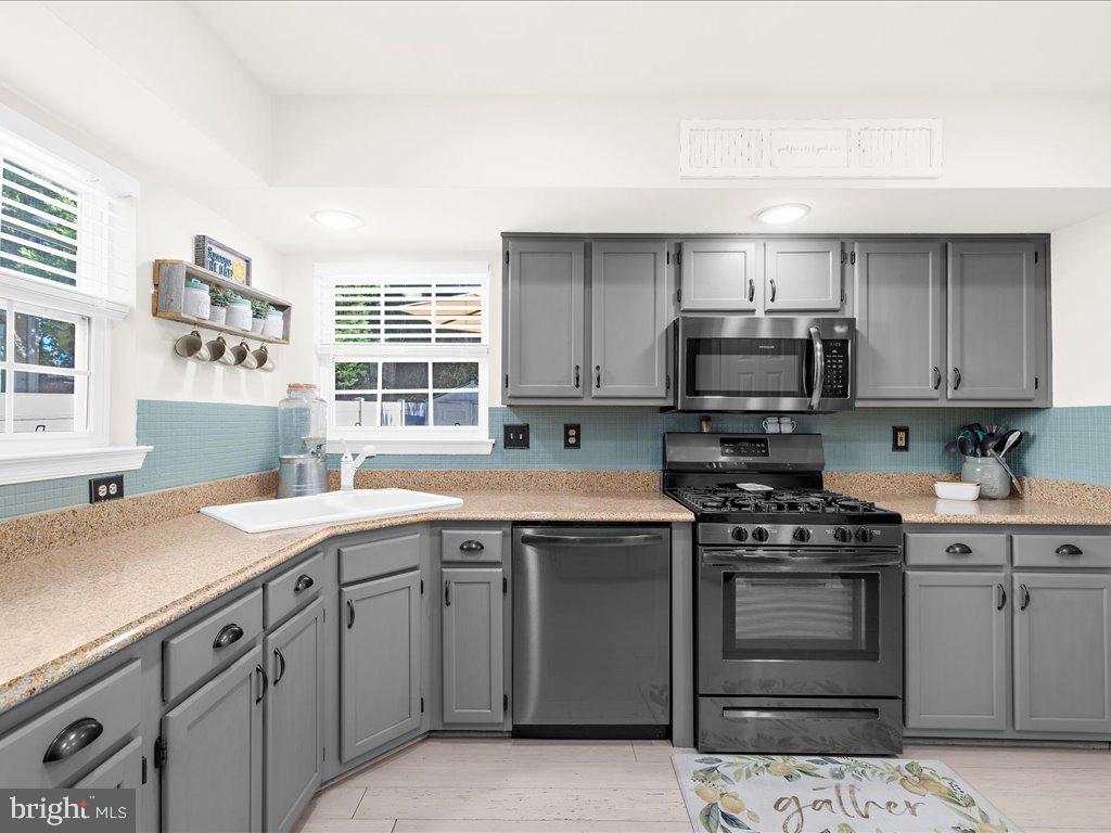 MARINERS COVE - Residential