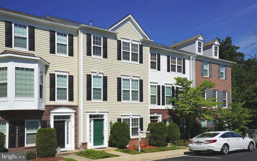 Spacious 3-level townhome in Faircrest. 3 BR 2 full/2 half baths with entire hardwood floor. Large kitchen & breakfast area. Stainless appliances, granite counters, side-by-side frig, microwave, gas cooking. 2-sided gas fireplace, Master Bath has separate tub & shower. Community pool/tennis/tot lots. Route 66, 28 and 29 are minutes away! Located in heart of Centreville with many nearby shopping centers.