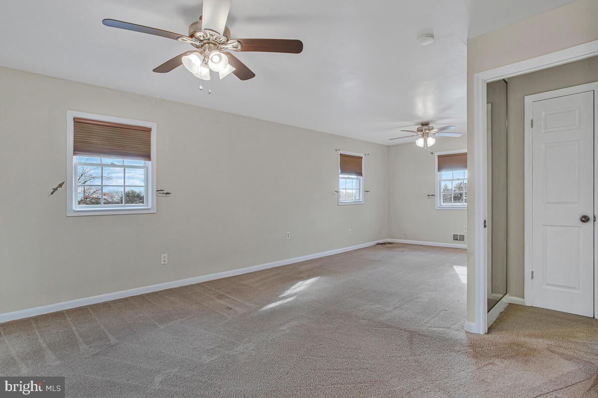 KINSLOUCH FARMS - Residential