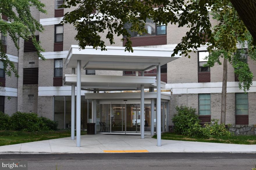 Price Reduced!!! Fabulous, completely renovated (everything brand-new) 1 Bedroom + Den  unit.  All brand-new appliances , upgraded kitchen and bathroom. Just a few miles from the Pentagon, Amazon Headquarters, across the street from grocery stores, library, many restaurants and shops, and a bus stop at the front door. You can retire your vehicle. Brand-new air handler, in-unit washer/dryer combo. Additionally, 24-hr. security personnel offer extra safety and convenience.