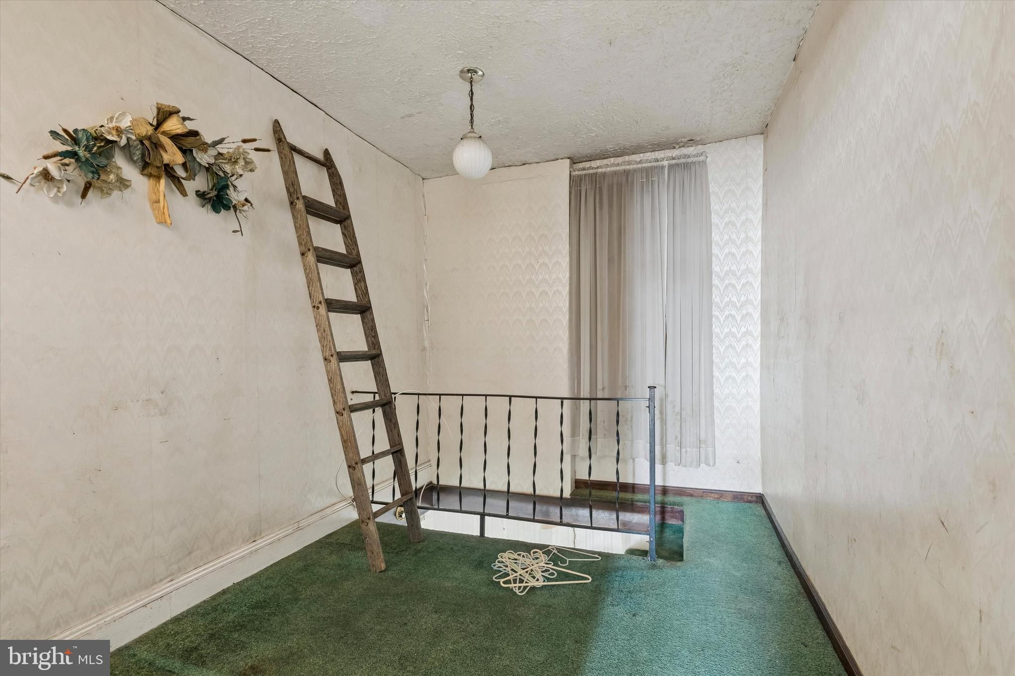 EAST KENSINGTON - Residential