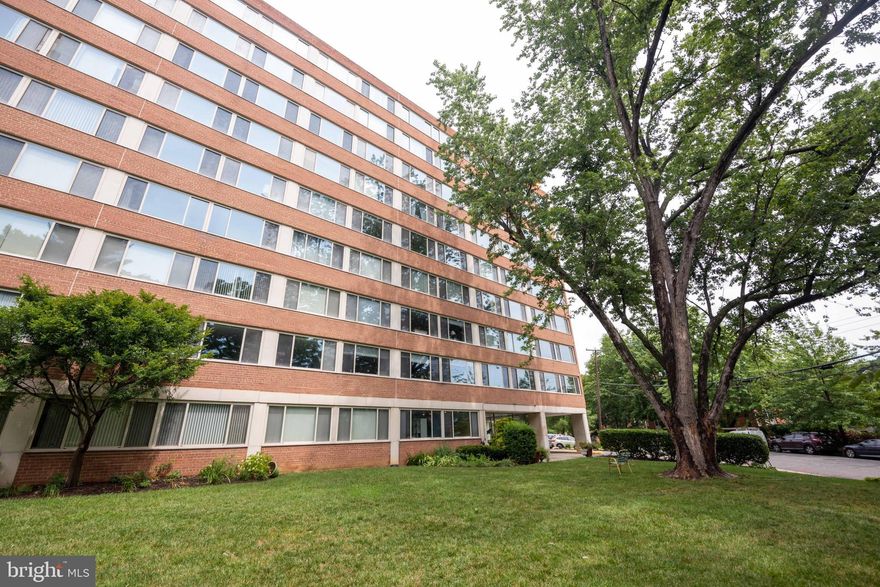 Enjoy spacious unit with large backyard and close to metro (Courthouse station with orange/silver lines just 3 blocks away), restaurants, bars, shops, grocery stores, and a movie theater.   

Modern, open floor plan with granite countertops, stainless steel appliances, and wall-to-wall windows for plenty of natural sunlight throughout. Residents have access to a private outdoor swimming pool with pavilion and BBQ grill area, landscaped backyard with patio, and side terrace seating area. Easy access to Georgetown, DC, Alexandria and metro, ART bus, or bike paths. Perfect apartment for both working from home and for getting around the metro area. UTILITIES INCLUDED (electric, water, heat/AC, gas, parking, trash)! Pet friendly (case by case basis). $200 move-in fee required by building. Minimum 1-year lease.