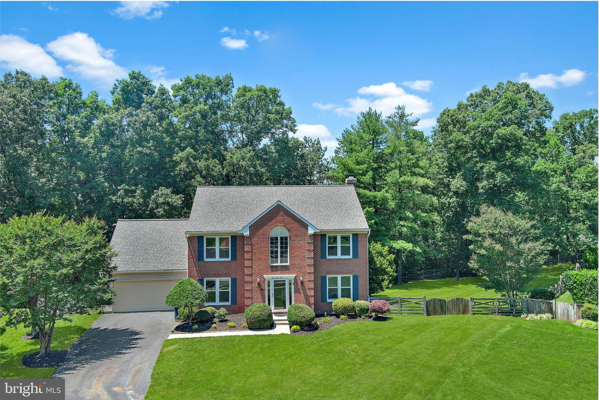 909 BROAD OAKS DRIVE