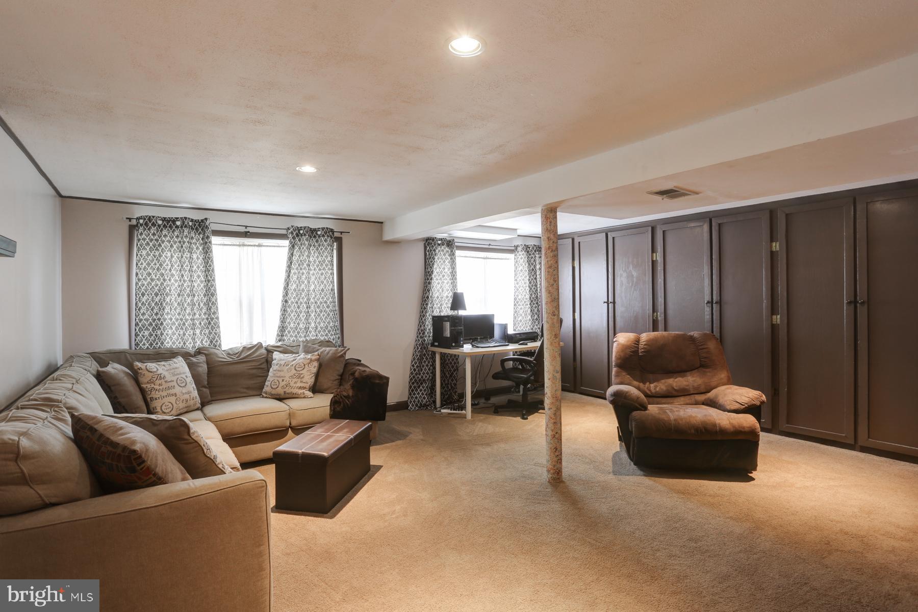 QUAKER HILLS - Residential