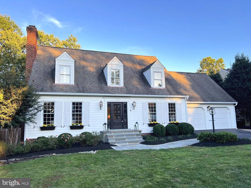 Photo of 1213 Pine Hill Road, MCLEAN, VA 22101 (MLS # VAFX2273110)