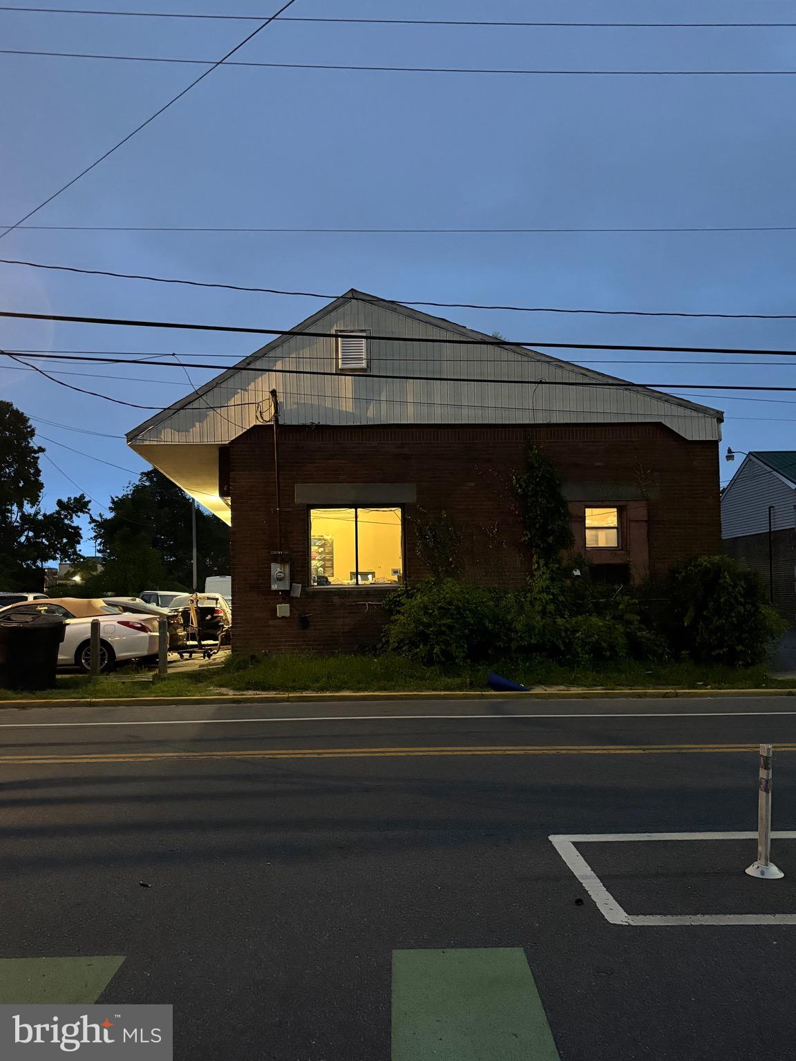622 W DIVISION STREET