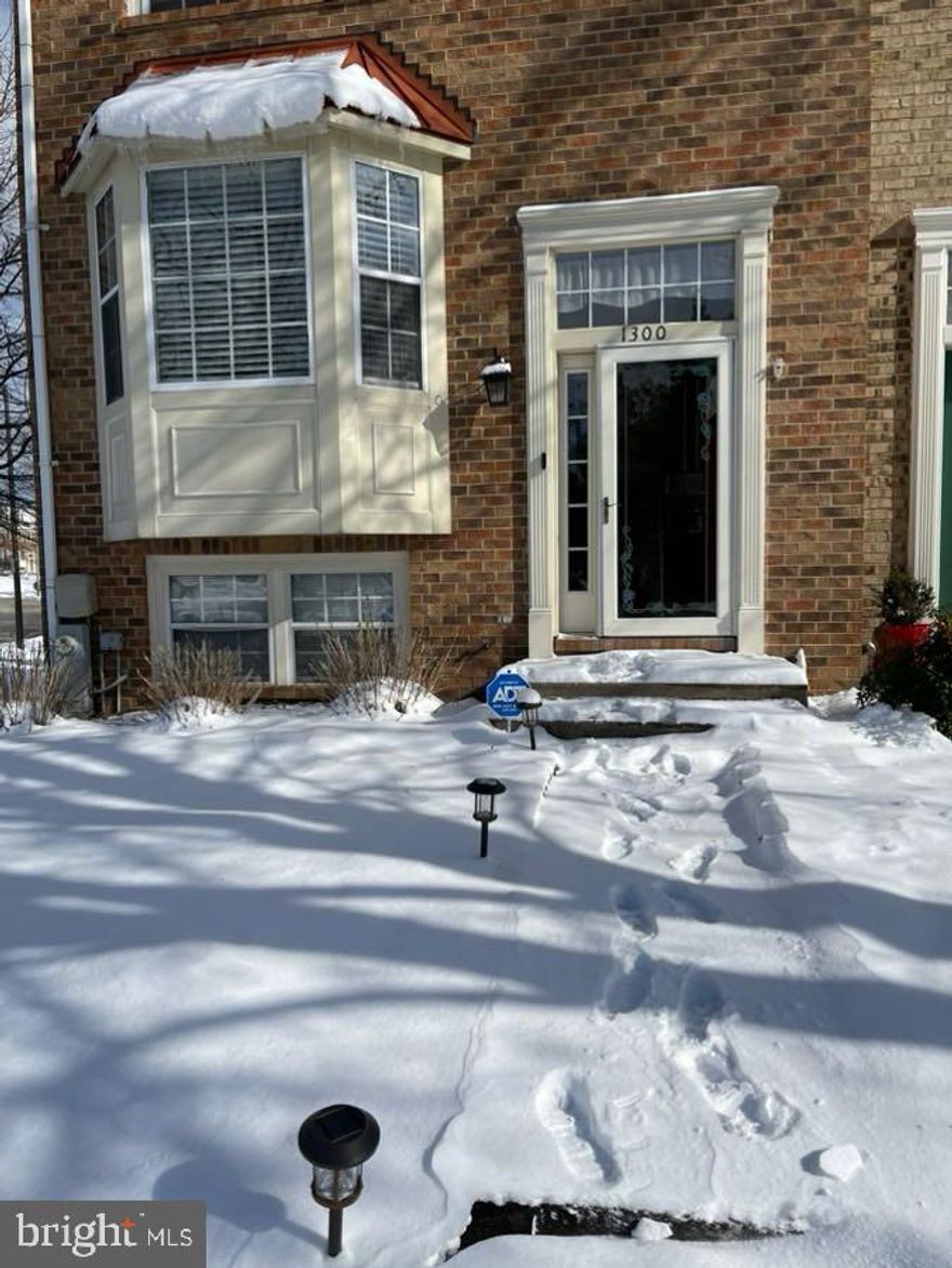 GORGEOUS! Remodeled end unit, NEW kitchen w/Granite, Mocha Cabinets, Ceramic Flooring, Hardwood Flooring, NEW carpet, NEW powder room, Move-in Ready! Master Bedroom features LOFT, Walk-in Closet, Cathedral Ceiling, Extra Windows. This is an absolute dream home with limited waterview and fantastic community amenities. Parking included.