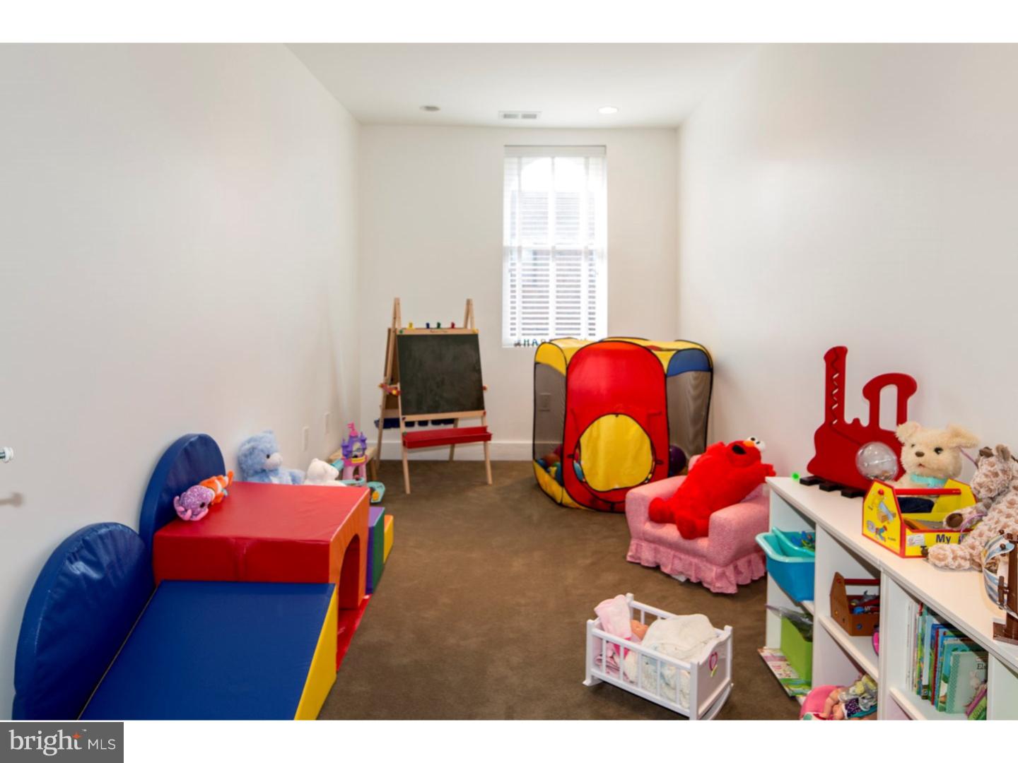 QUEEN VILLAGE - Residential