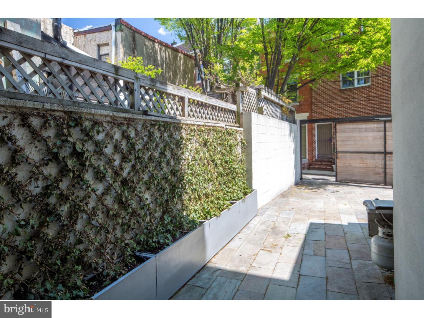 QUEEN VILLAGE - Residential