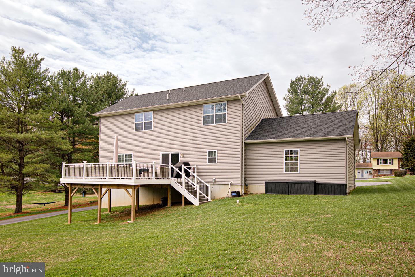 COLONIAL WOODS - Residential