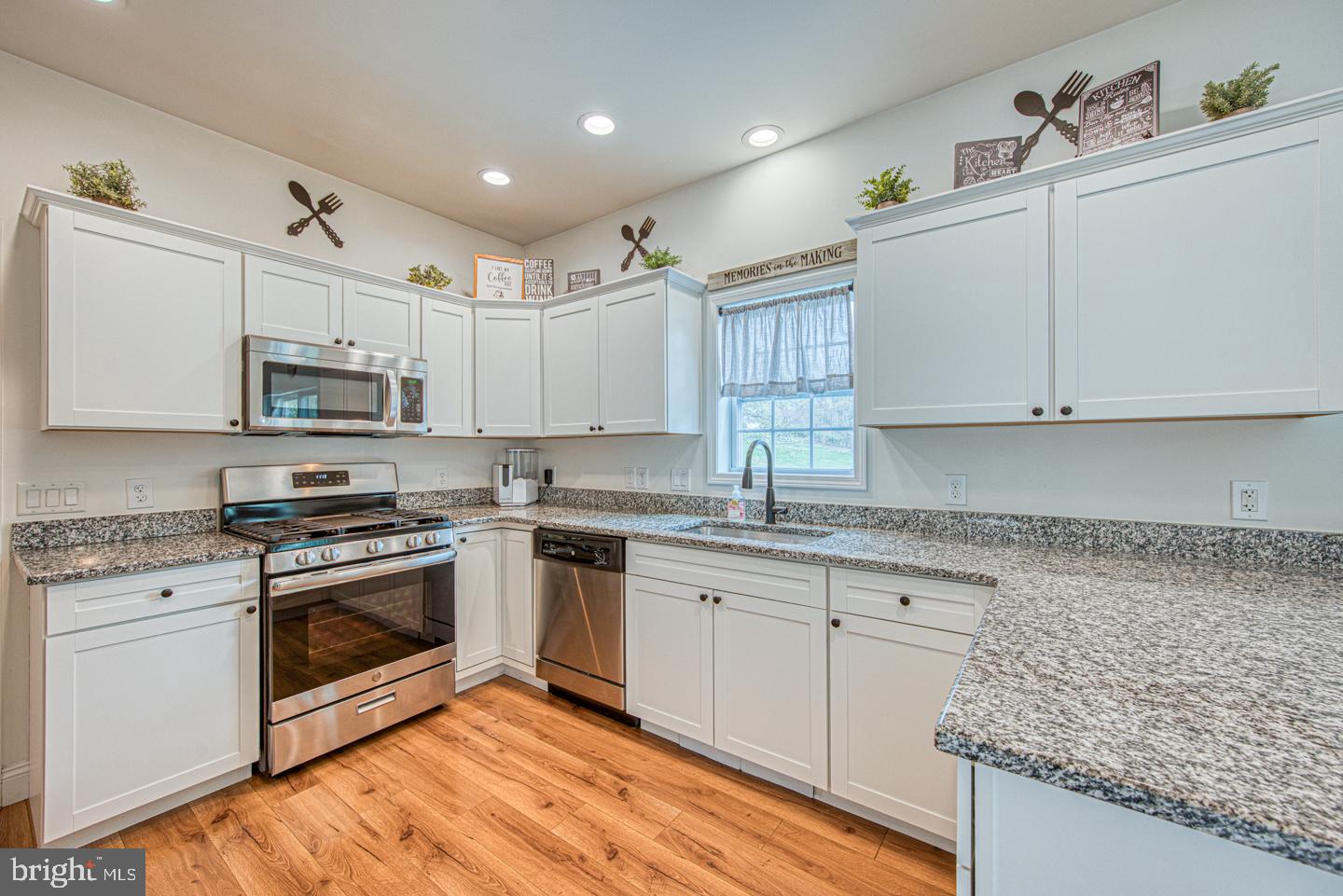 COLONIAL WOODS - Residential