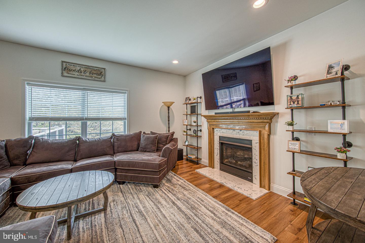 COLONIAL WOODS - Residential