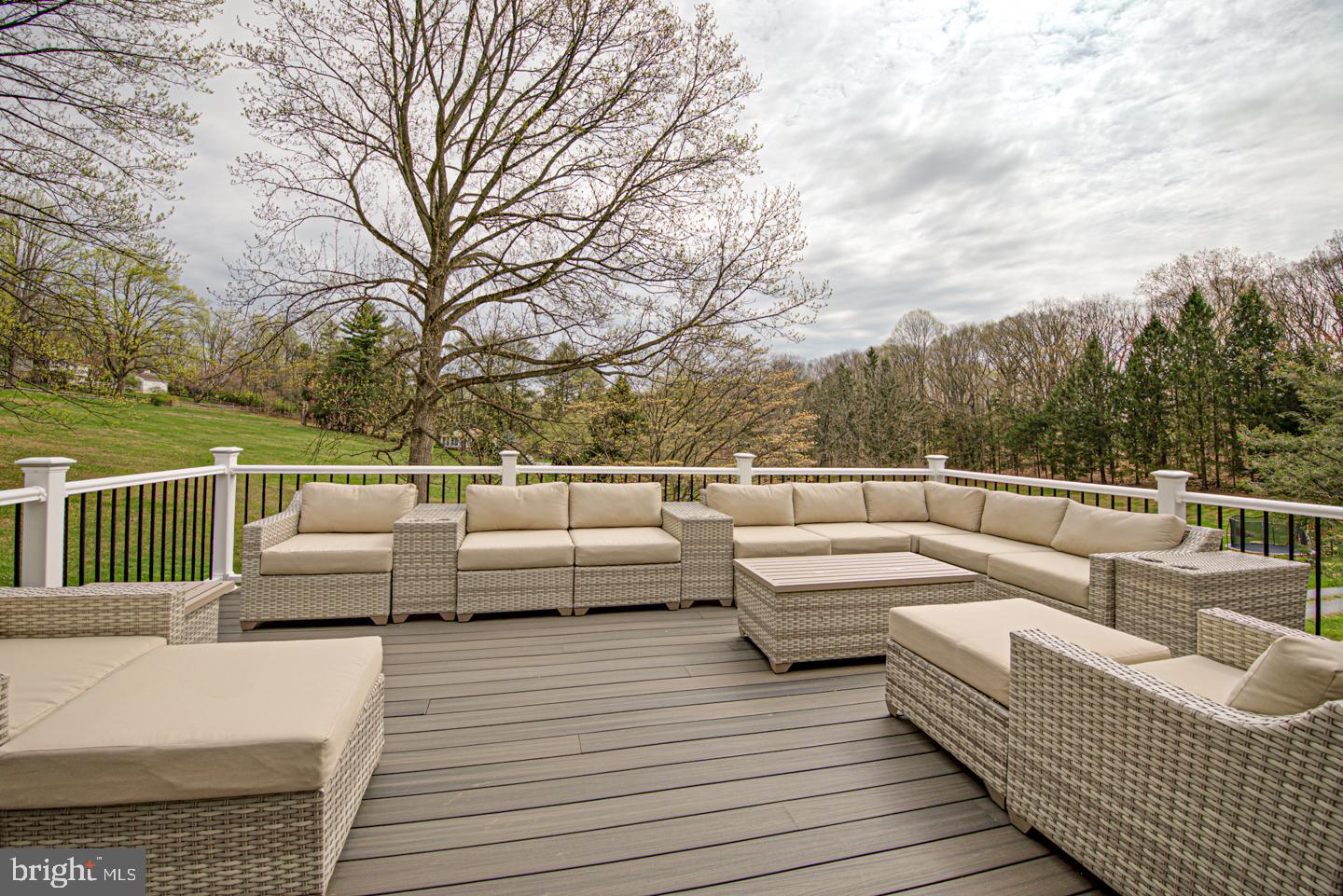 COLONIAL WOODS - Residential